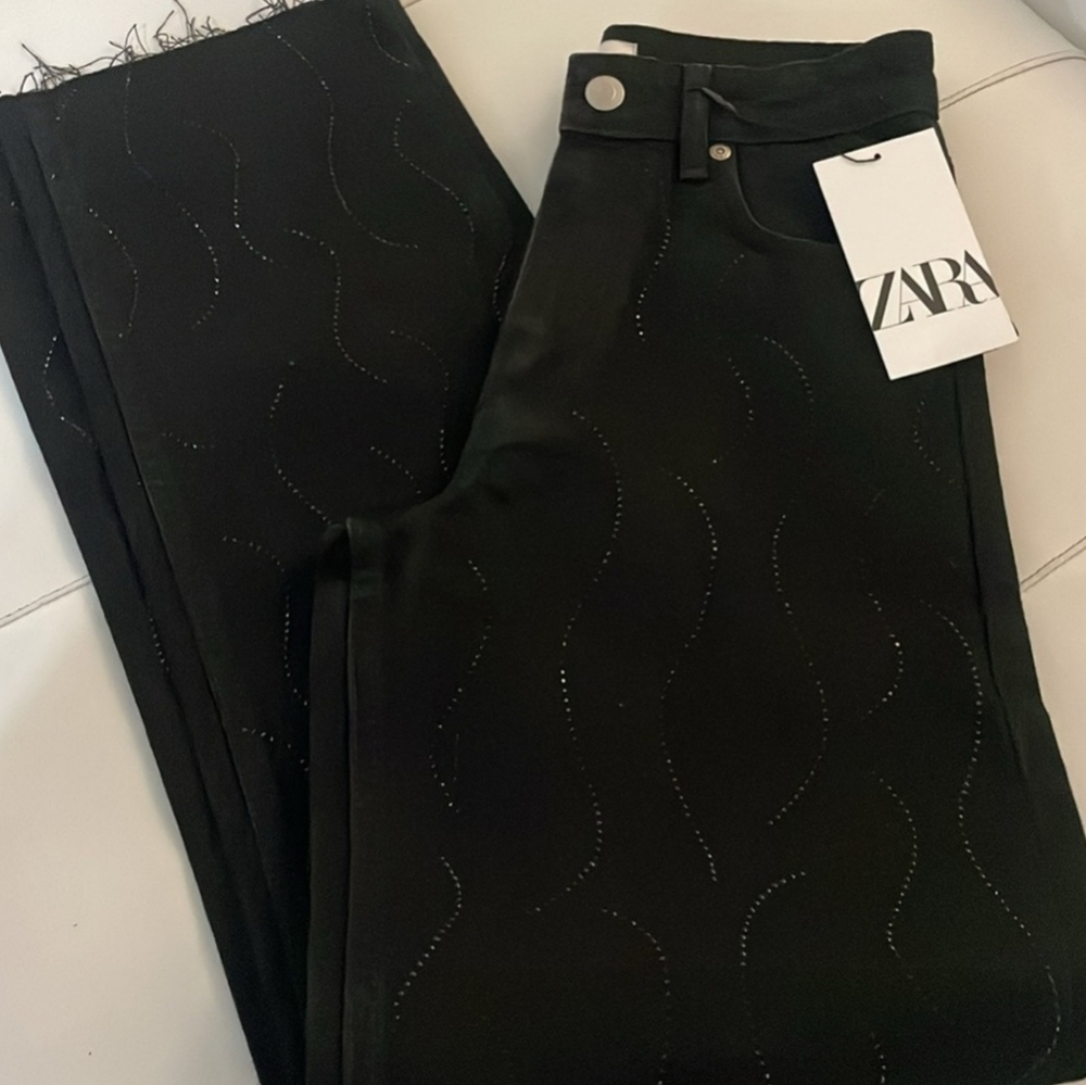 ZARA Brand new the loose fit with embellishment jeans- Size 2